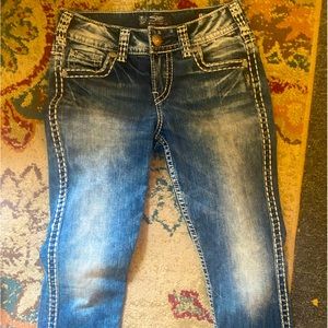 Silver Jeans Suki Capri Size 28W 22.5 L in great condition.